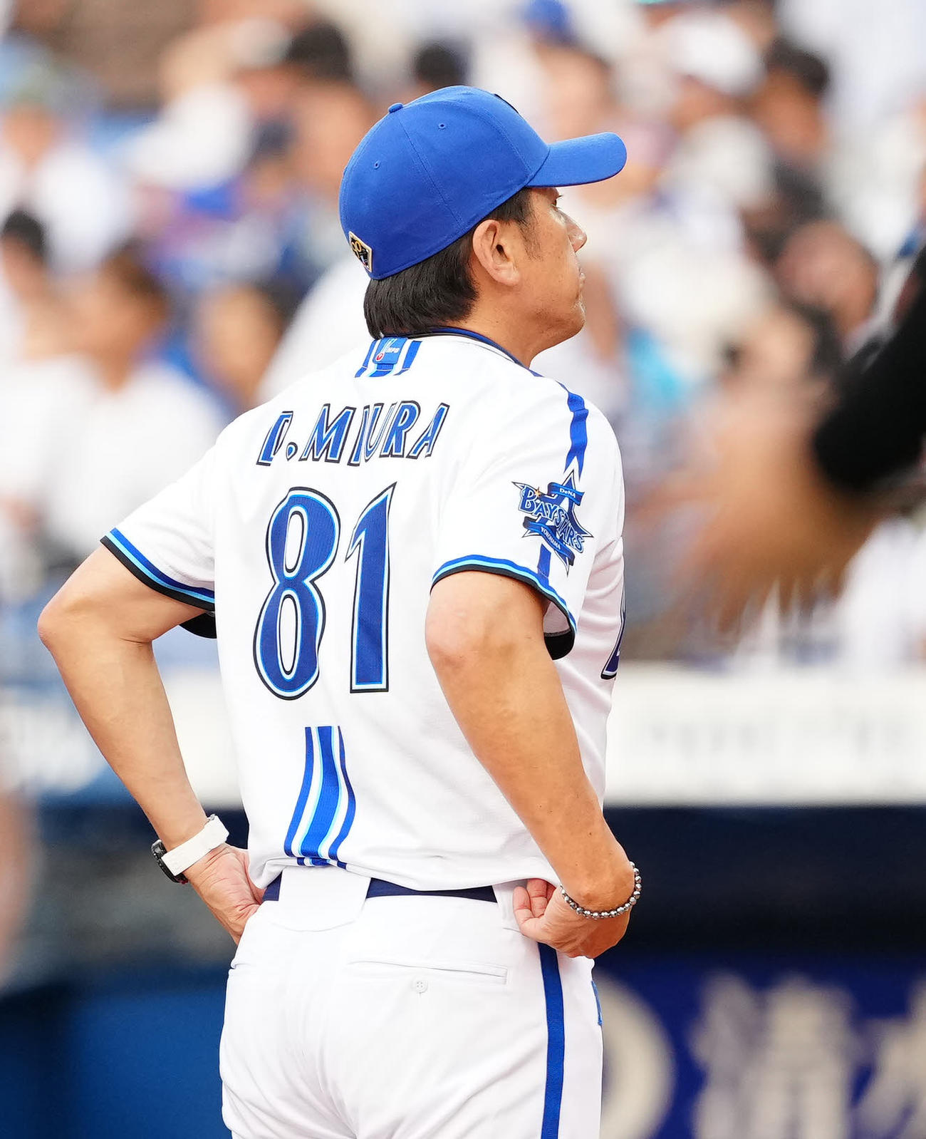DeNA対巨人　試合後、厳しい表情で整列するDeNA三浦監督（撮影・江口和貴）