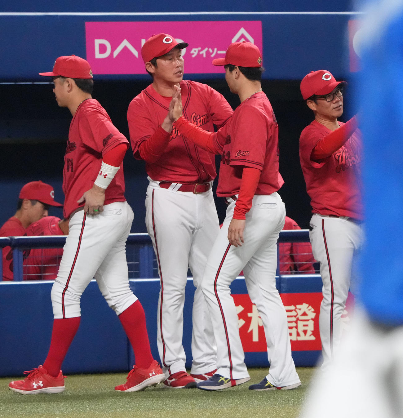 中日対広島　試合終了、中日と引き分けに終わりナインを迎える新井監督（中央）（撮影・森本幸一）