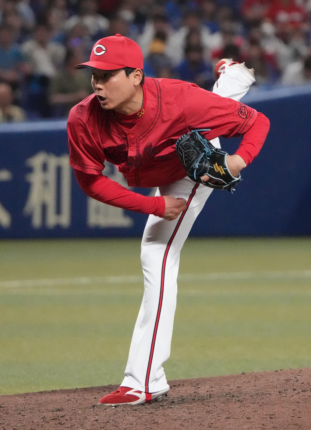 中日対広島　9回裏、広島3番手で登板する栗林（撮影・森本幸一）