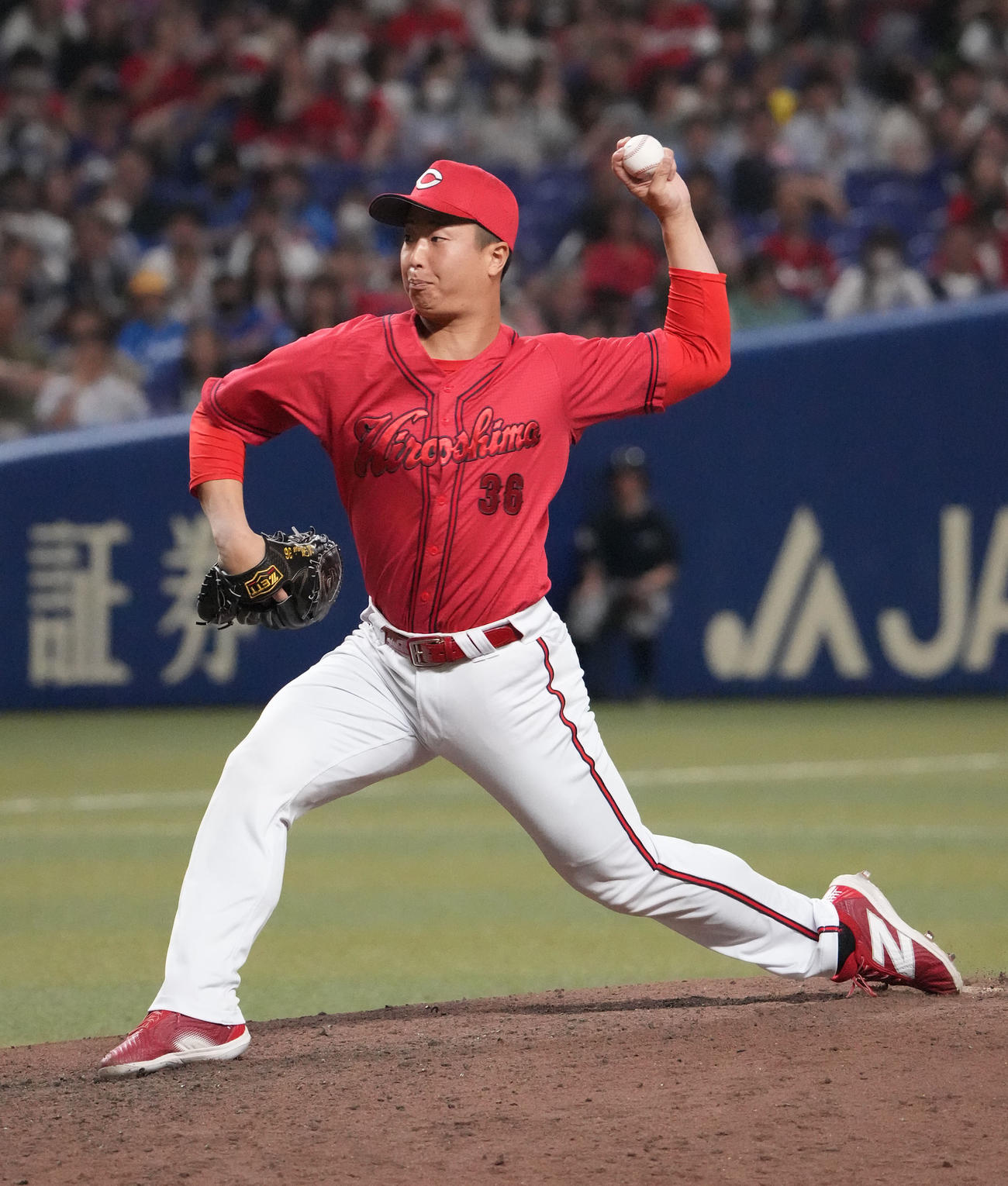 中日対広島　12回裏、広島6番手で登板する塹江（撮影・森本幸一）