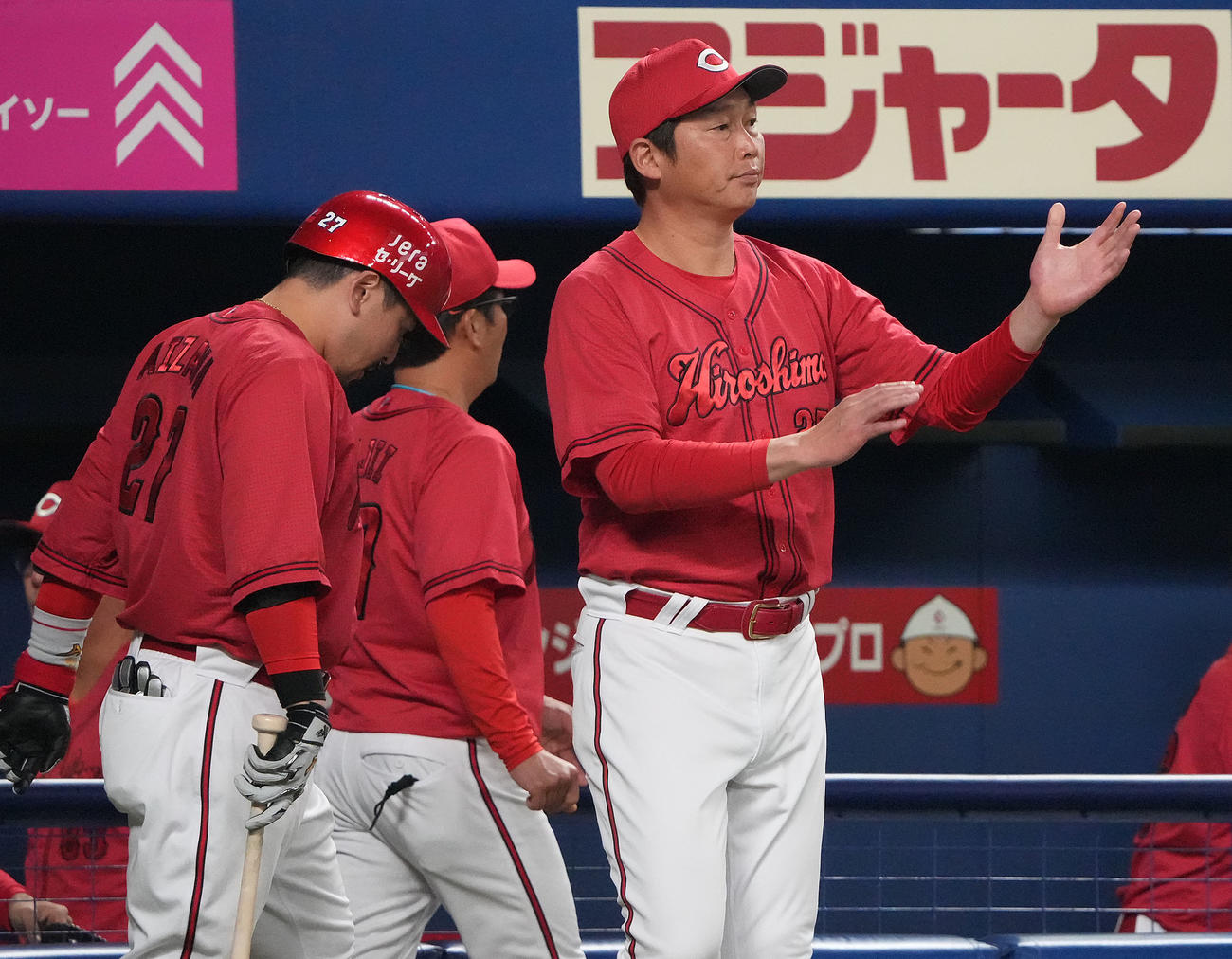 中日対広島　11回表終了、選手交代を告げる新井監督（右）（撮影・森本幸一）