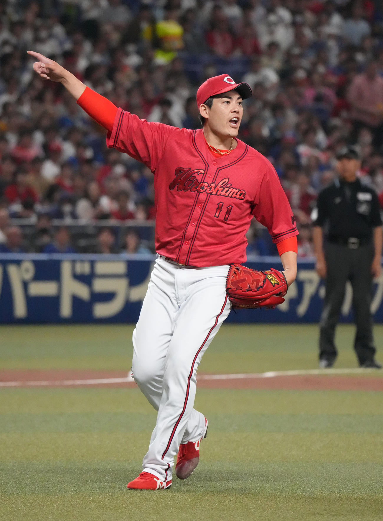 中日対広島　3回裏中日無死一塁、高橋宏のスイングをアピールする九里（撮影・森本幸一）