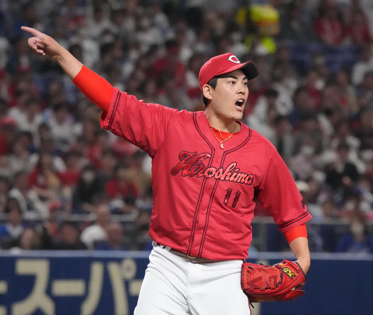 中日対広島　3回裏中日無死一塁、高橋宏のスイングをアピールする九里（撮影・森本幸一）