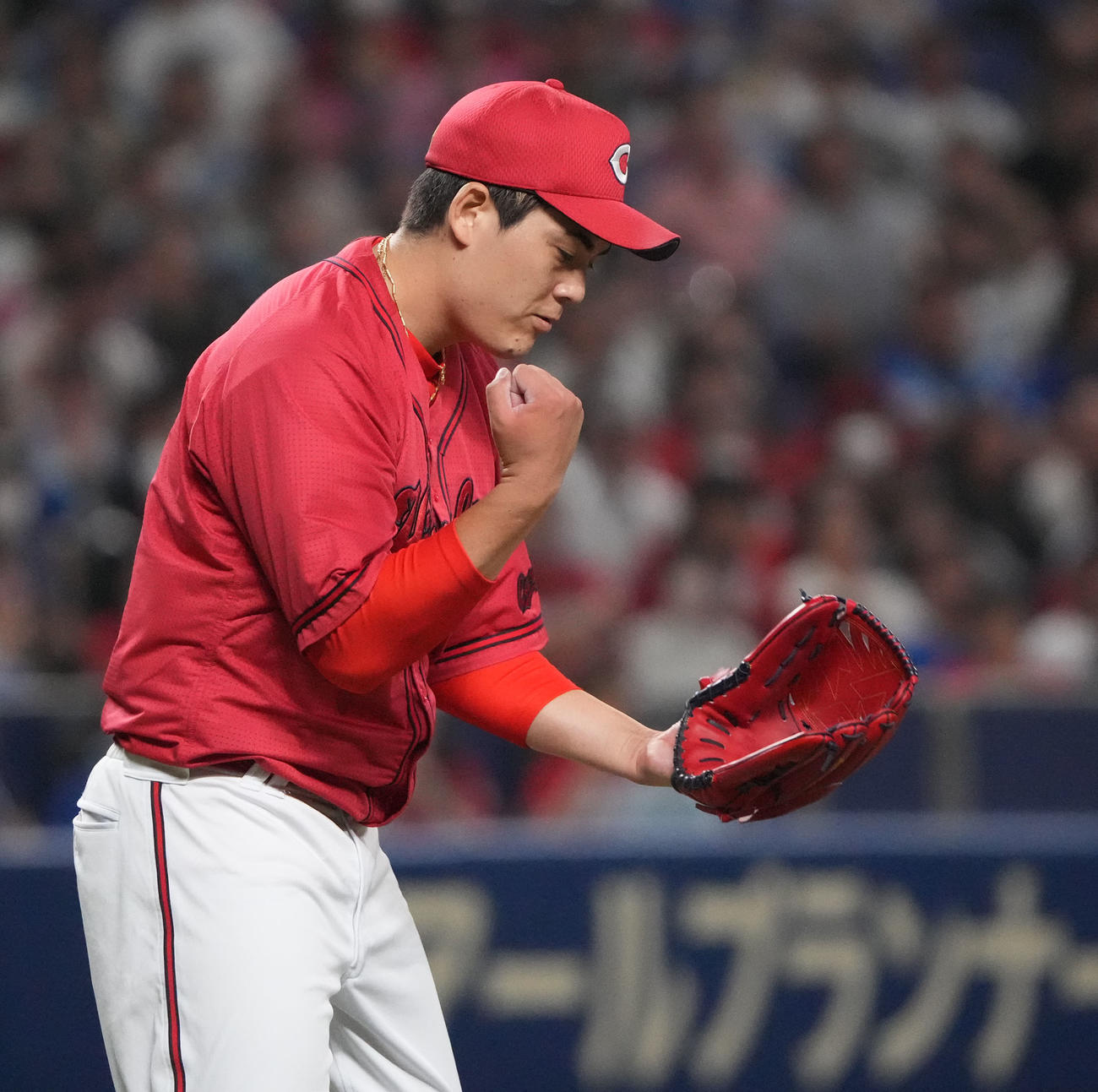 中日対広島　6回裏中日2死三塁、中田を遊ゴロに仕留めグラブをたたく九里（撮影・森本幸一）