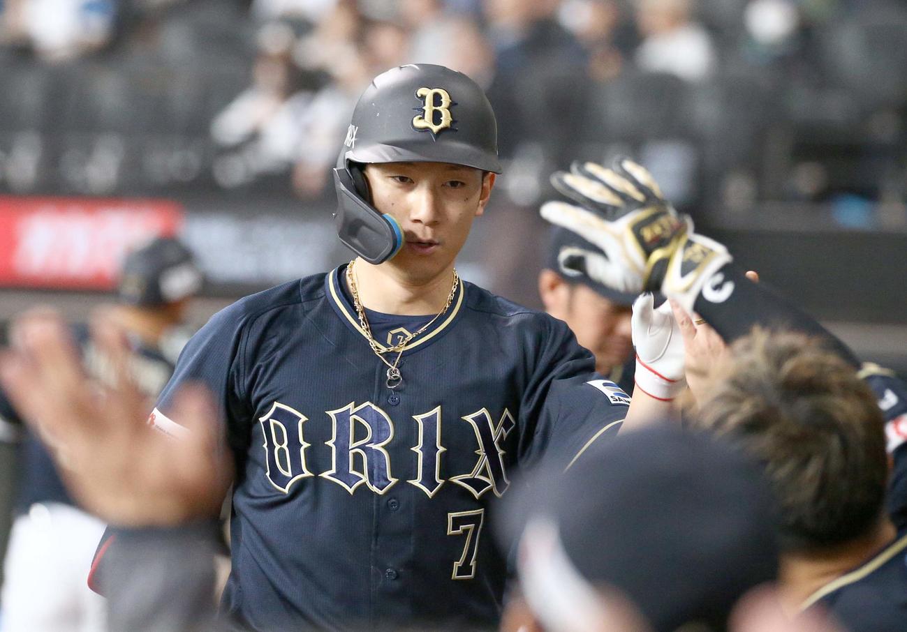 日本ハム対オリックス　6回に本塁打を放ちナインに出迎えられる西川（撮影・黒川智章）