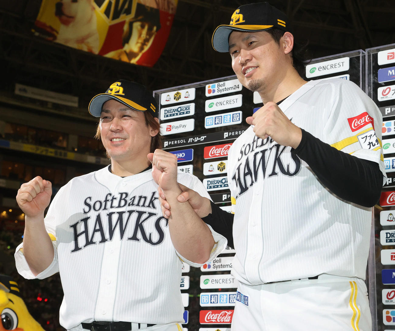 ソフトバンク対西武　ヒーローになった甲斐（左）と杉山はガッツポーズ（撮影・梅根麻紀）