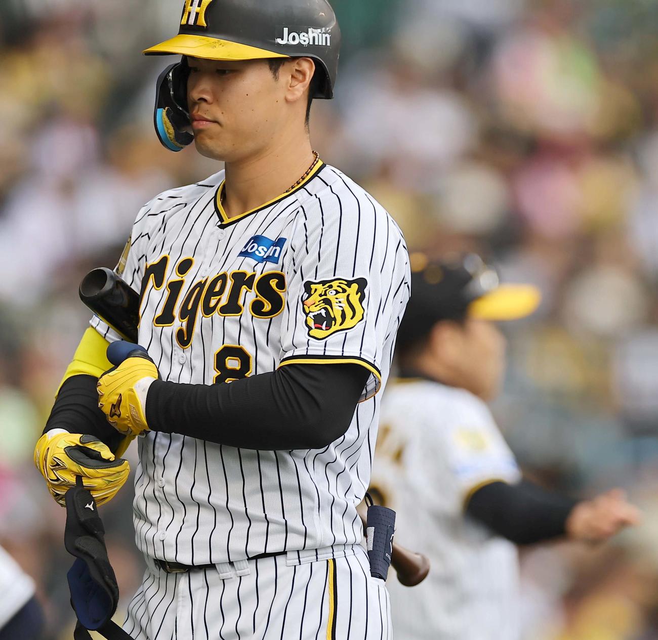 阪神対ヤクルト　8回裏阪神2死二塁、三振に倒れる佐藤輝（撮影・上田博志）