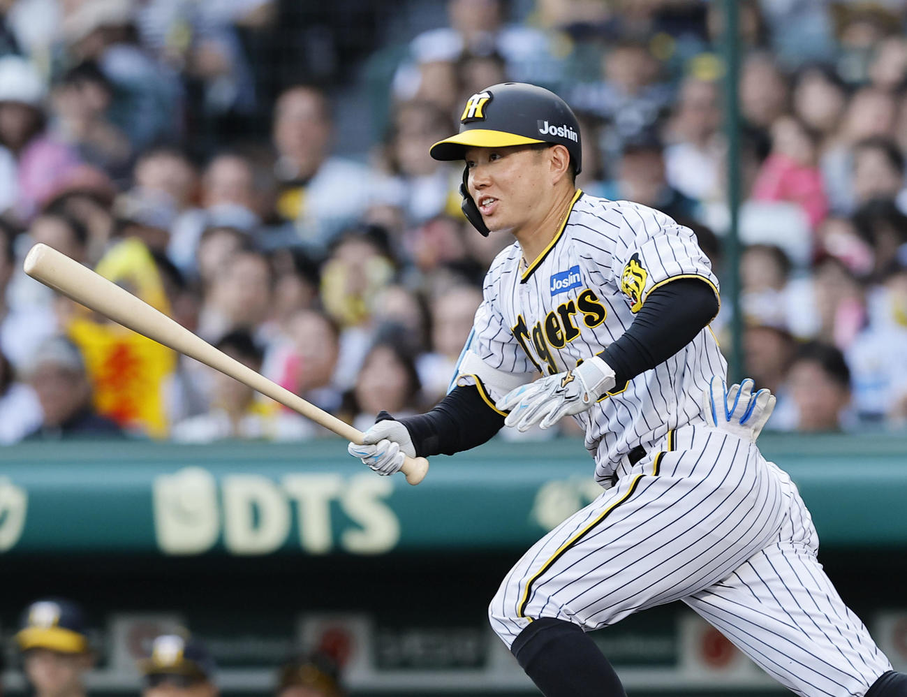 阪神対ヤクルト　8回裏阪神無死、糸原は左前打を放つ（撮影・藤尾明華）
