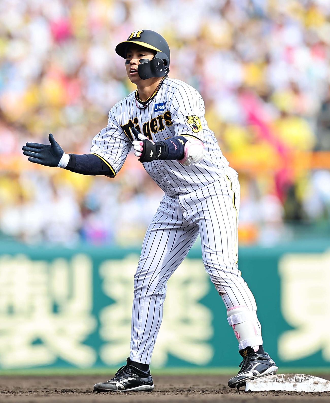 阪神対ヤクルト　4回裏阪神1死一塁、梅野は左翼線へ二塁打を放つ（撮影・上田博志）