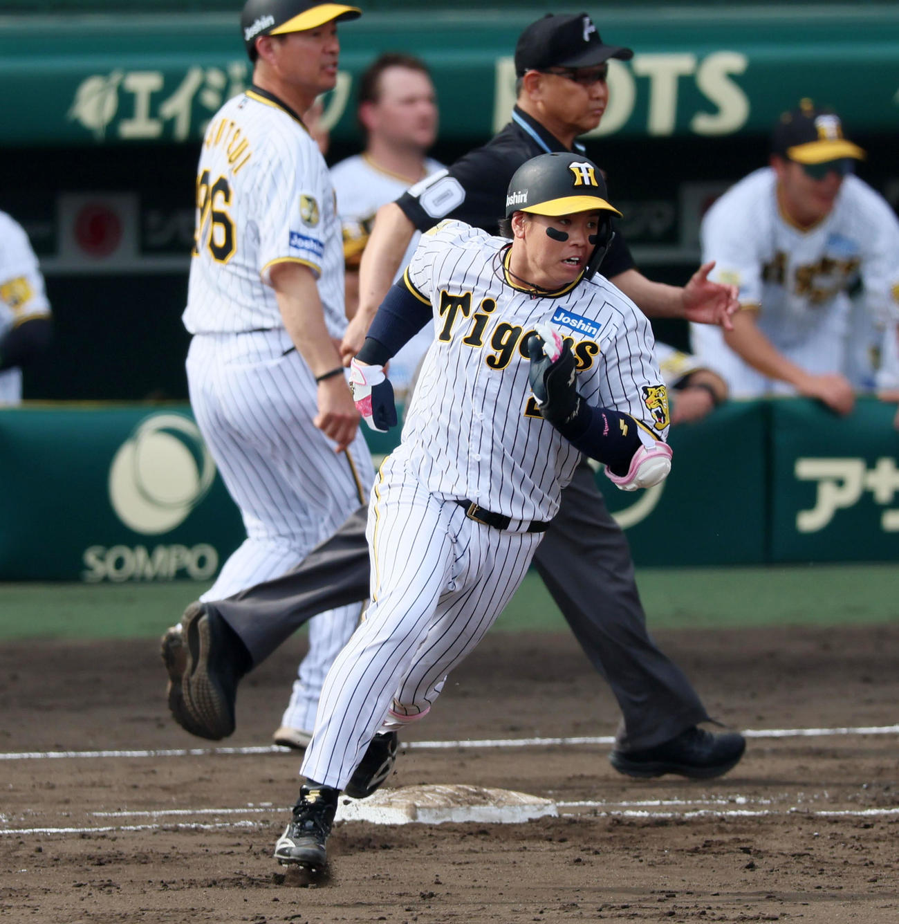 阪神対ヤクルト　4回裏阪神1死、糸原は左前打を放つ。投手は小沢（撮影・加藤哉）