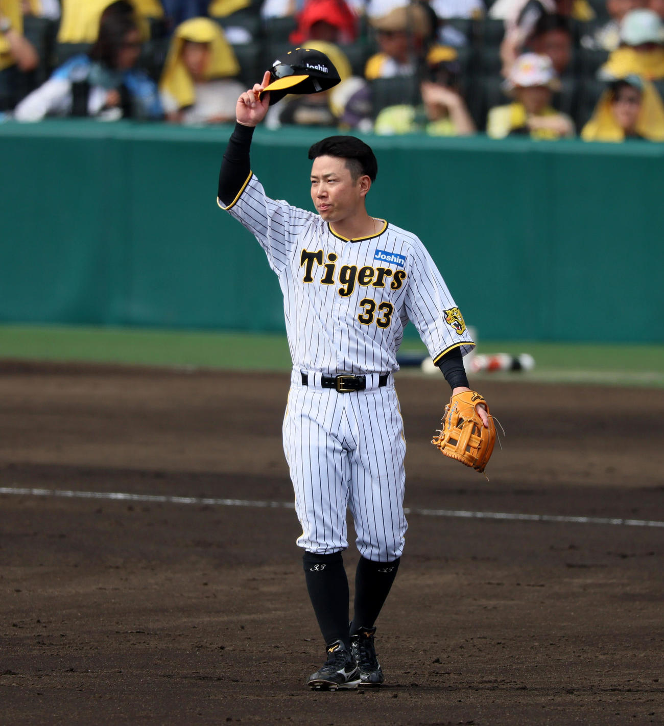 阪神対ヤクルト　2回裏、中適時打を放った糸原は攻守交代となって守備位置に就くと、スタンドからの声援に帽子を取ってこたえる（撮影・加藤哉）