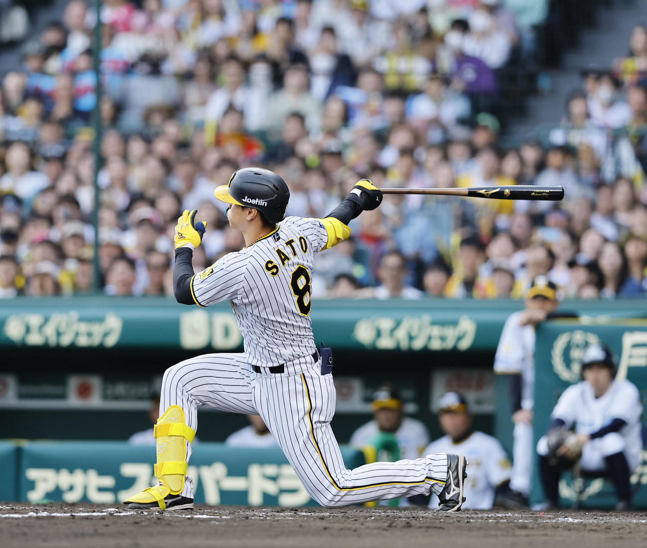 阪神対ヤクルト　8回裏阪神2死二塁、三振に倒れる代打佐藤輝（撮影・藤尾明華）