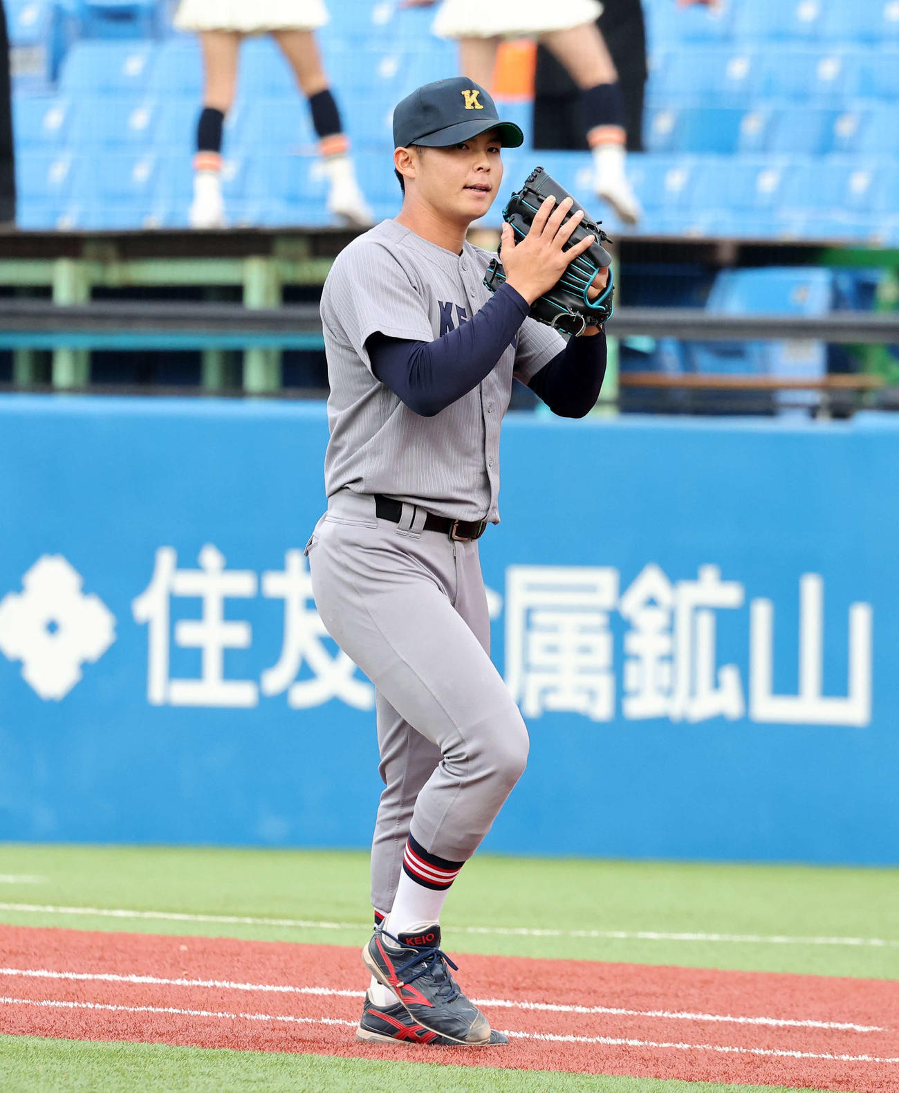 慶大対法大　勝利し手をたたく慶大・外丸（撮影・鈴木正人）