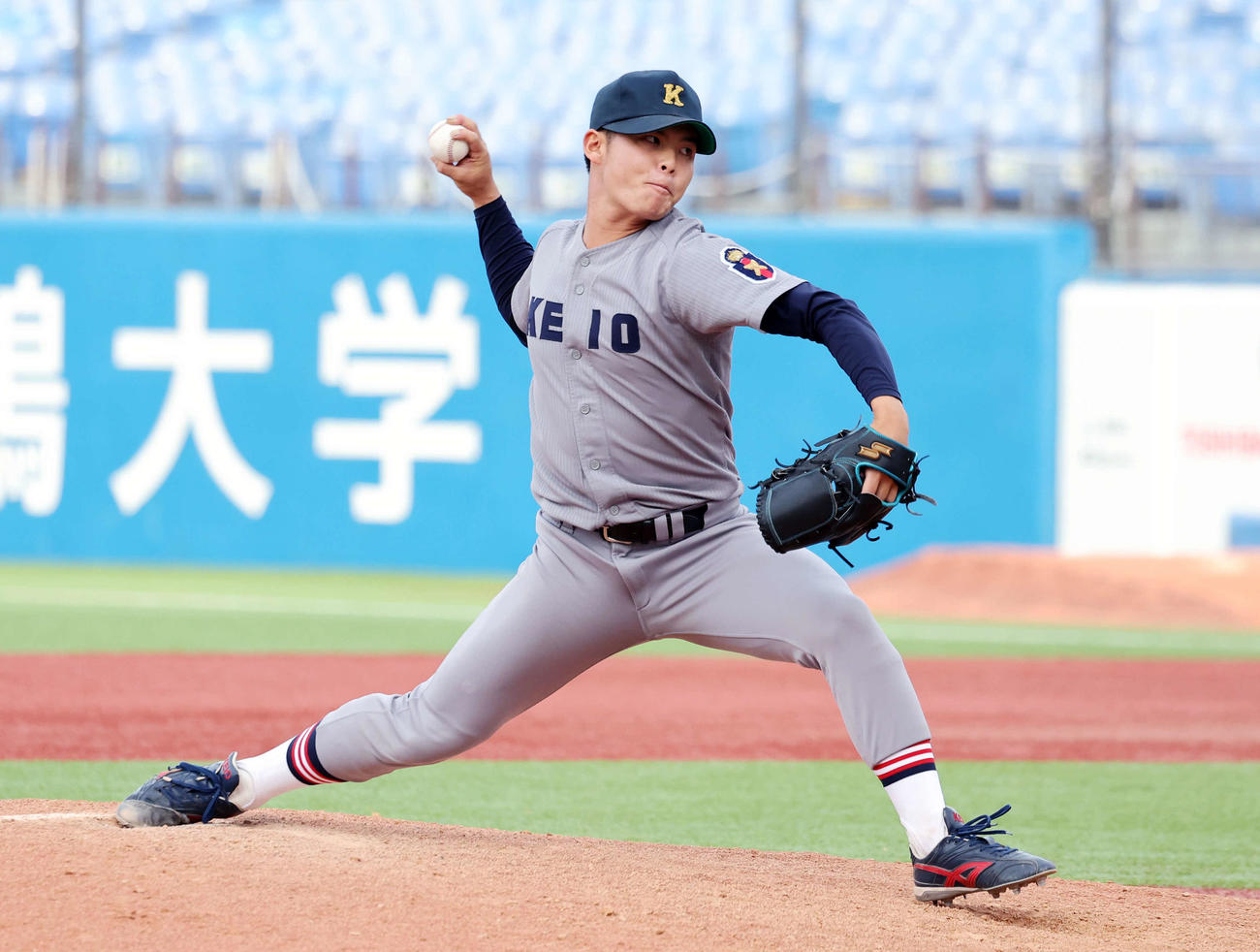慶大対法大　力投する慶大5番手の外丸（撮影・鈴木正人）