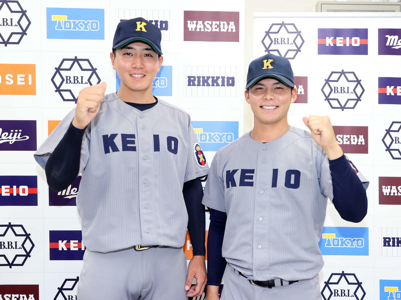 慶大対法大　勝利し笑顔でガッツポーズする慶大・水鳥（左）と外丸（撮影・鈴木正人）
