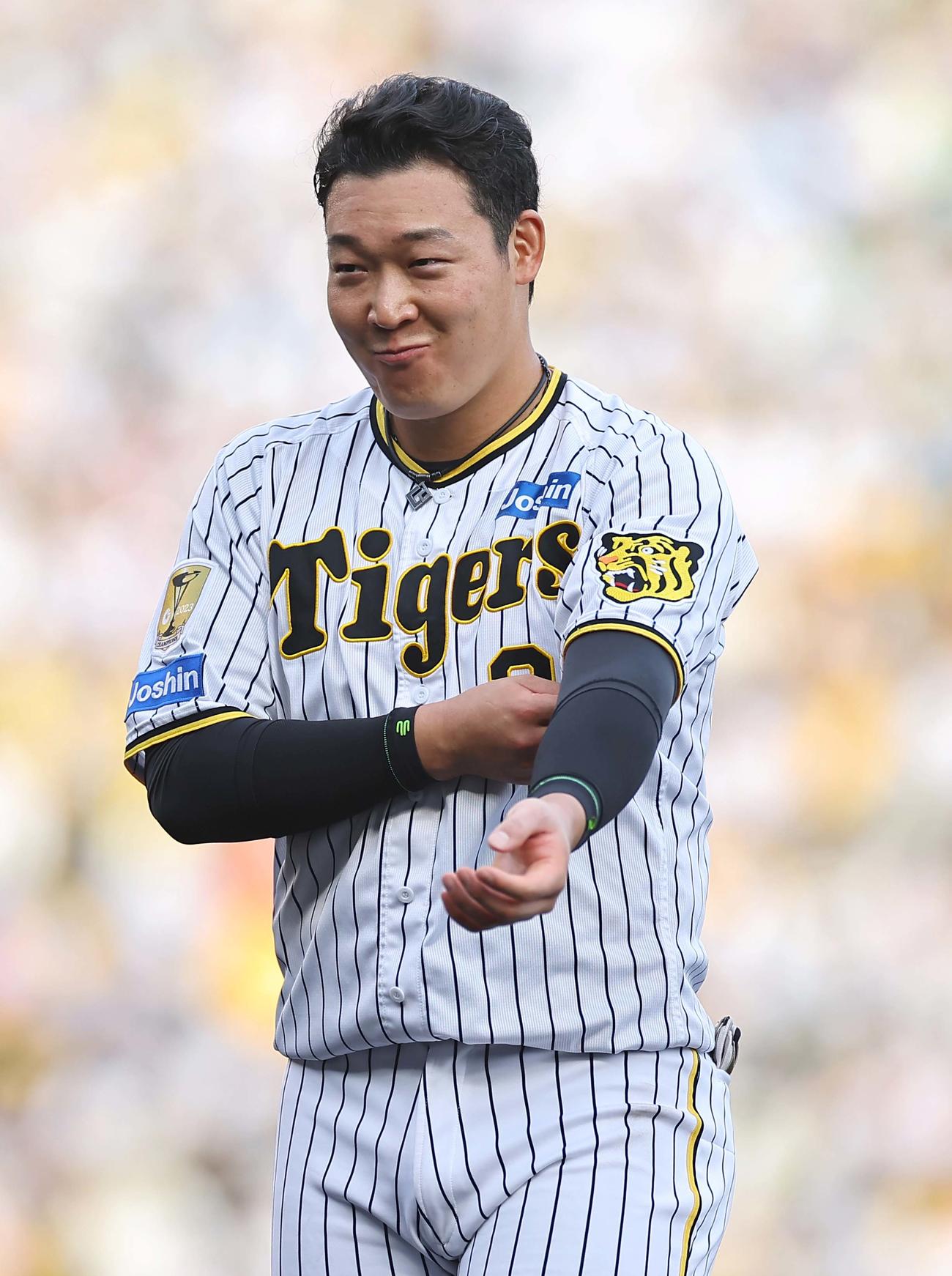 阪神対ヤクルト　7回、左前逆転2点適時打を放った大山は笑顔を見せる（撮影・上田博志）