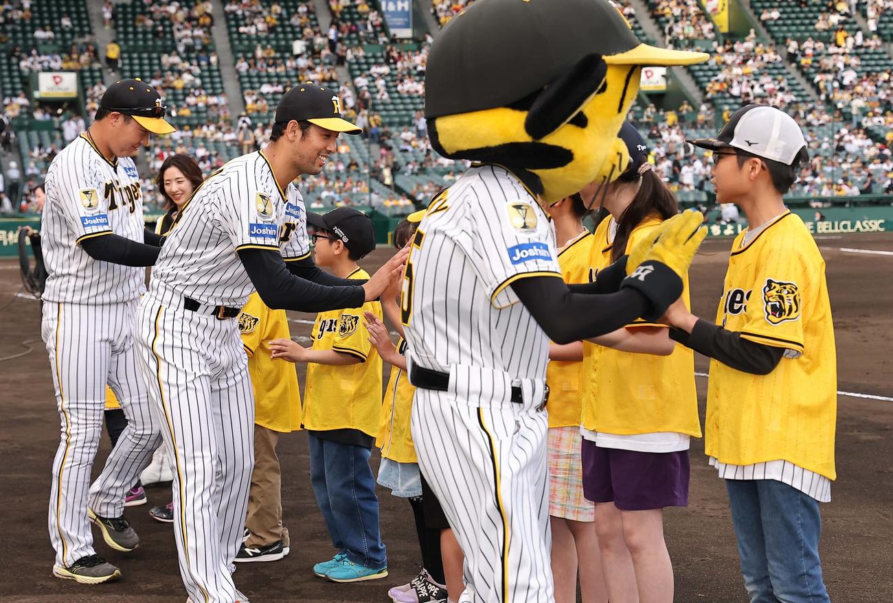 阪神対ヤクルト　ヒーローの大山（左）と加治屋は子供ファンとハイタッチする（撮影・上田博志）