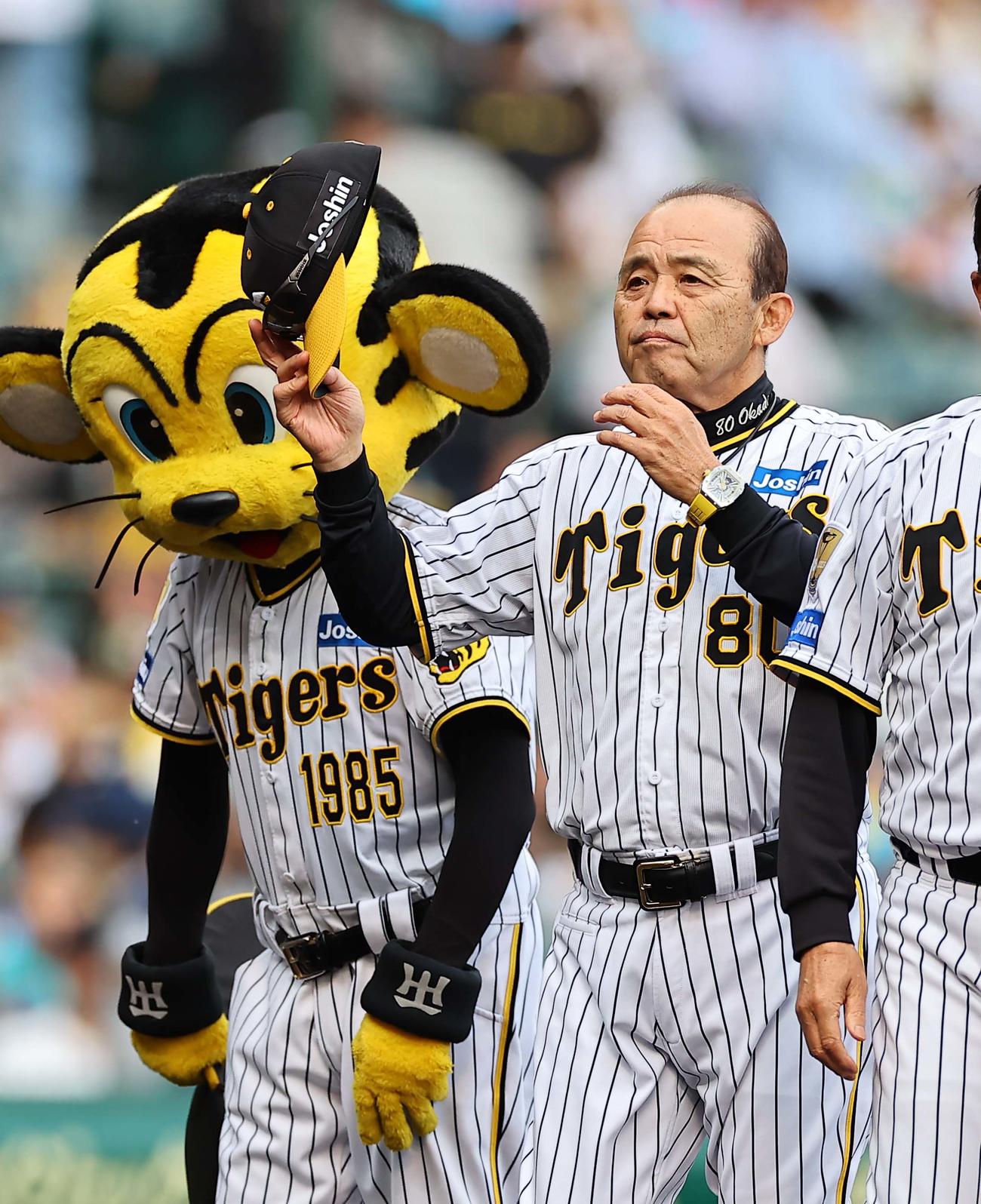 阪神対ヤクルト　ヤクルトに勝利した岡田監督はファンにあいさつをする（撮影・上田博志）