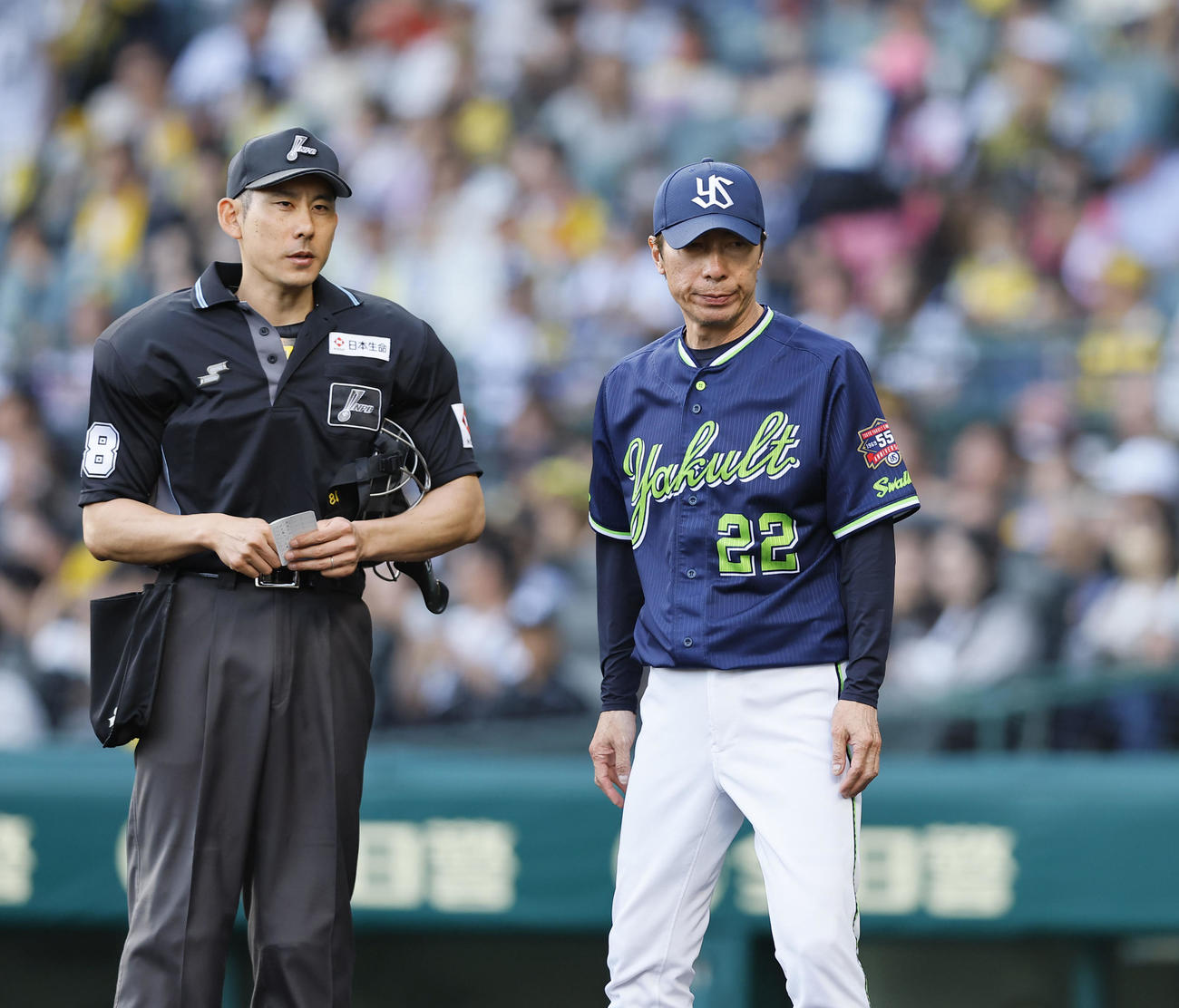 阪神対ヤクルト　8回、交代を告げる高津監督（撮影・藤尾明華）