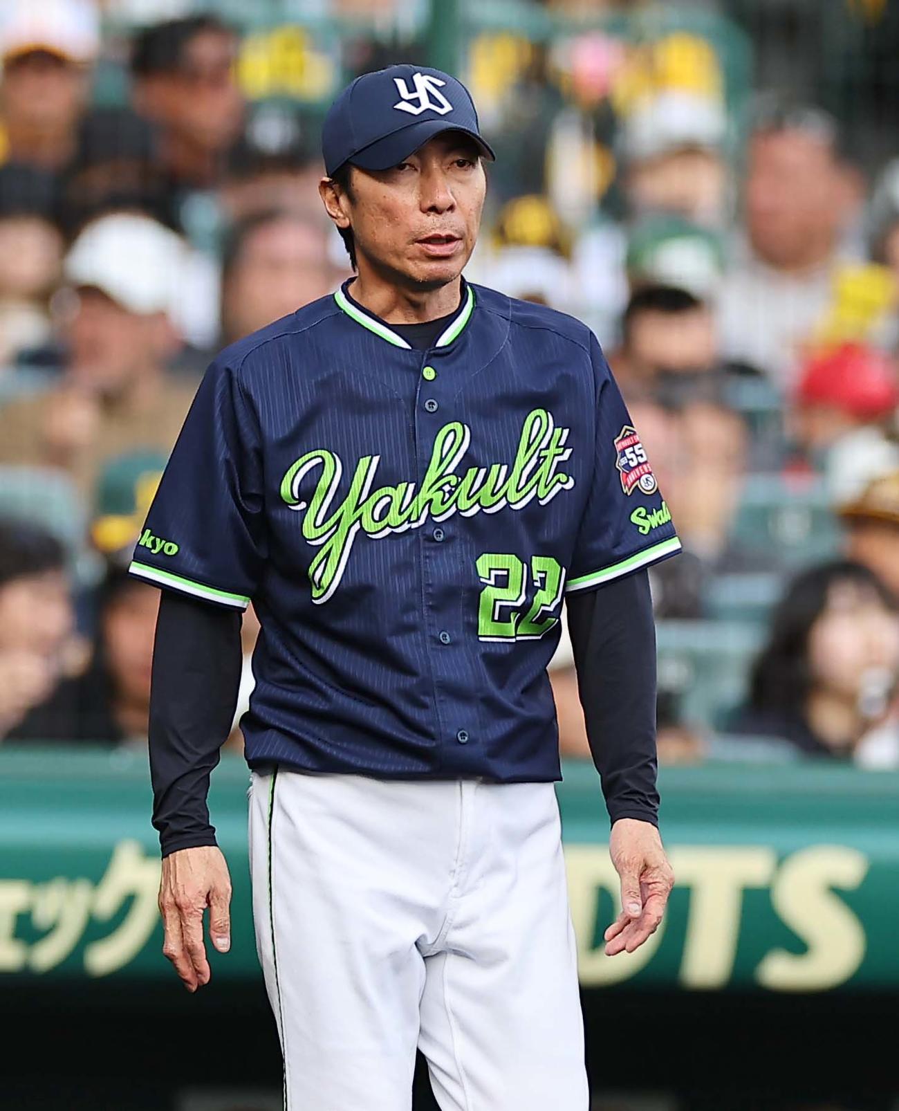 阪神対ヤクルト　選手交代を告げる高津監督（撮影・上田博志）