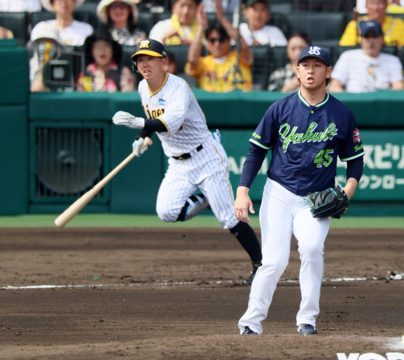 阪神対ヤクルト　2回裏阪神無死一、三塁、小沢は糸原に中適時打を打たれ失点（撮影・加藤哉）