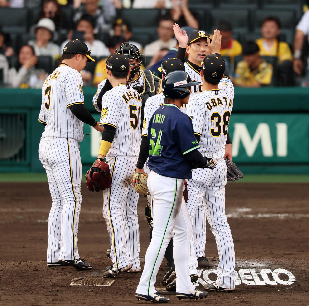 阪神対ヤクルト　ヤクルトに勝利しマウンドでナインとハイタッチする岩崎（撮影・加藤哉）