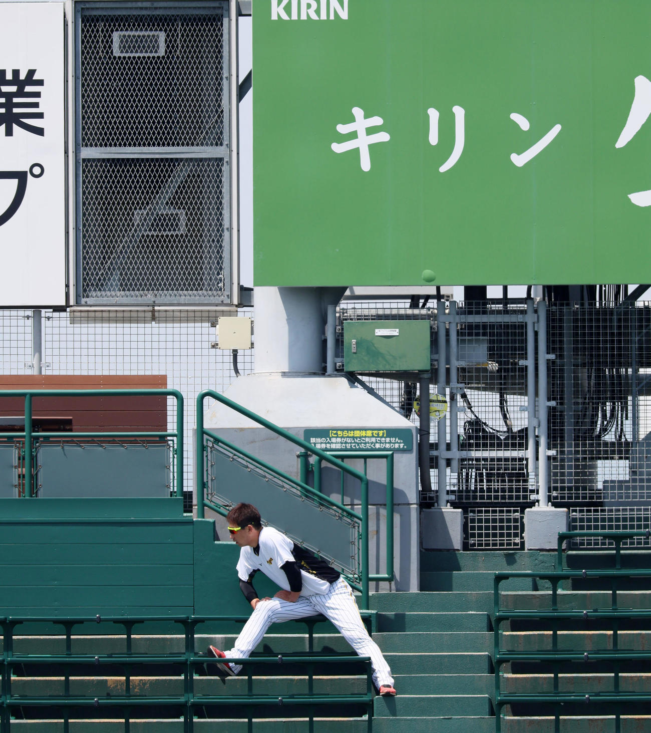 阪神対ヤクルト　練習でアルプススタンドの階段を上る岩崎は最上段付近でストレッチ運動を行う（撮影・加藤哉）