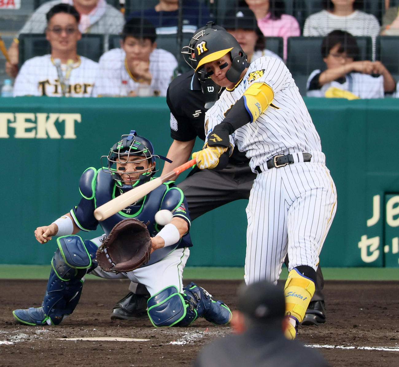 阪神対ヤクルト　7回裏阪神2死一塁、森下は左前打を放つ（撮影・加藤哉）