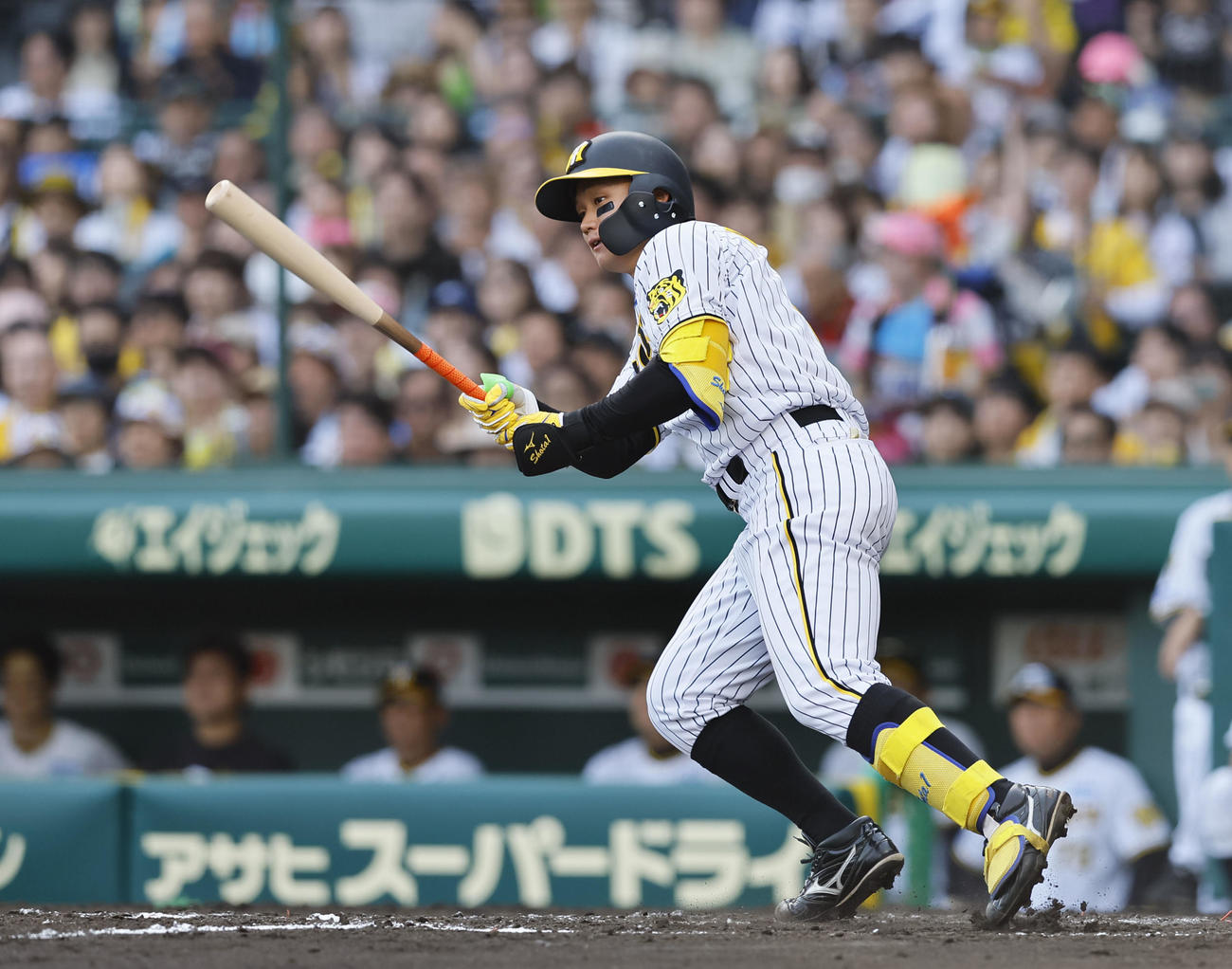 阪神対ヤクルト　7回裏阪神2死一塁、森下は左前打を放つ（撮影・藤尾明華）