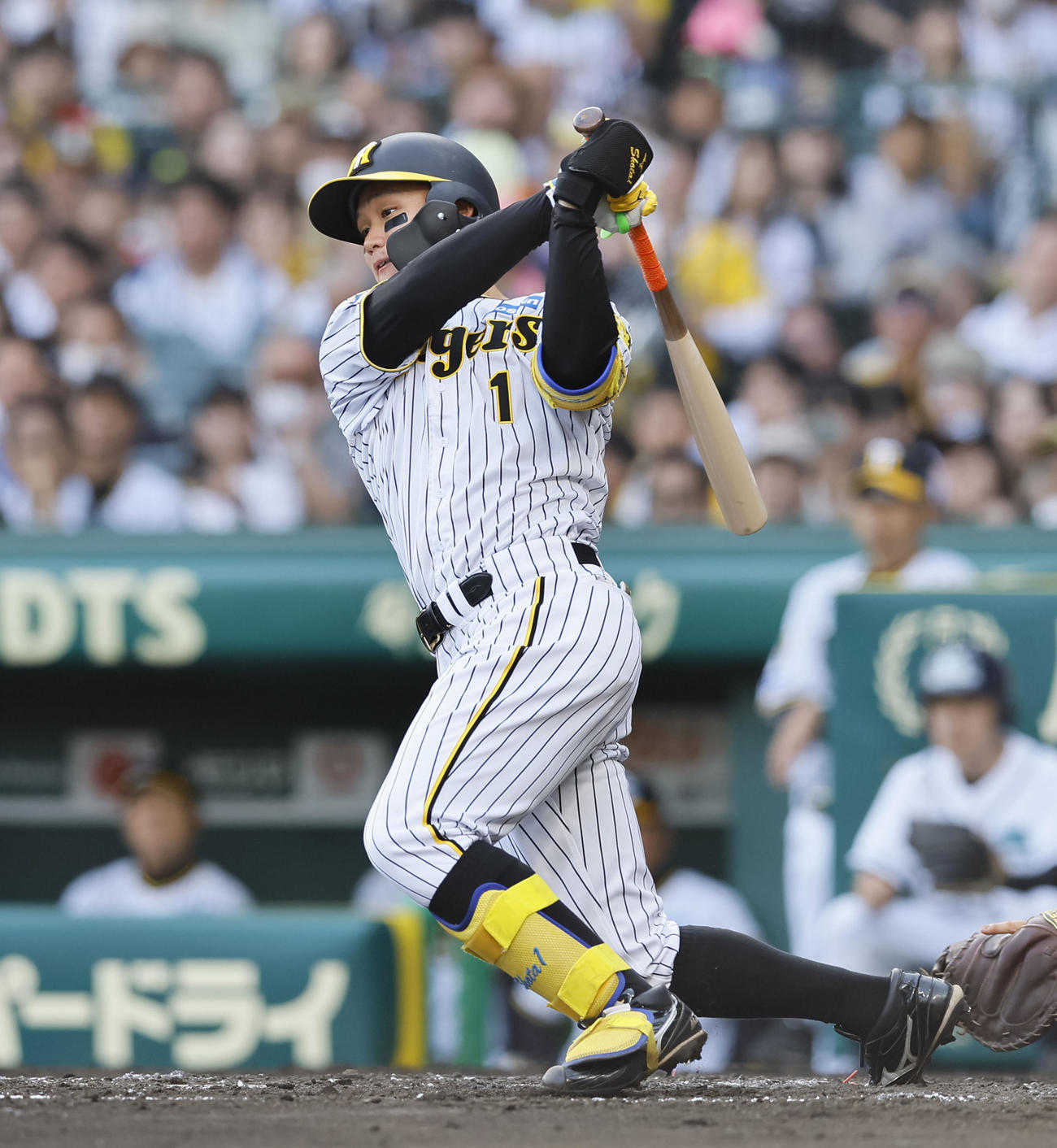阪神対ヤクルト　7回裏阪神2死一塁、森下は左前打を放つ（撮影・藤尾明華）
