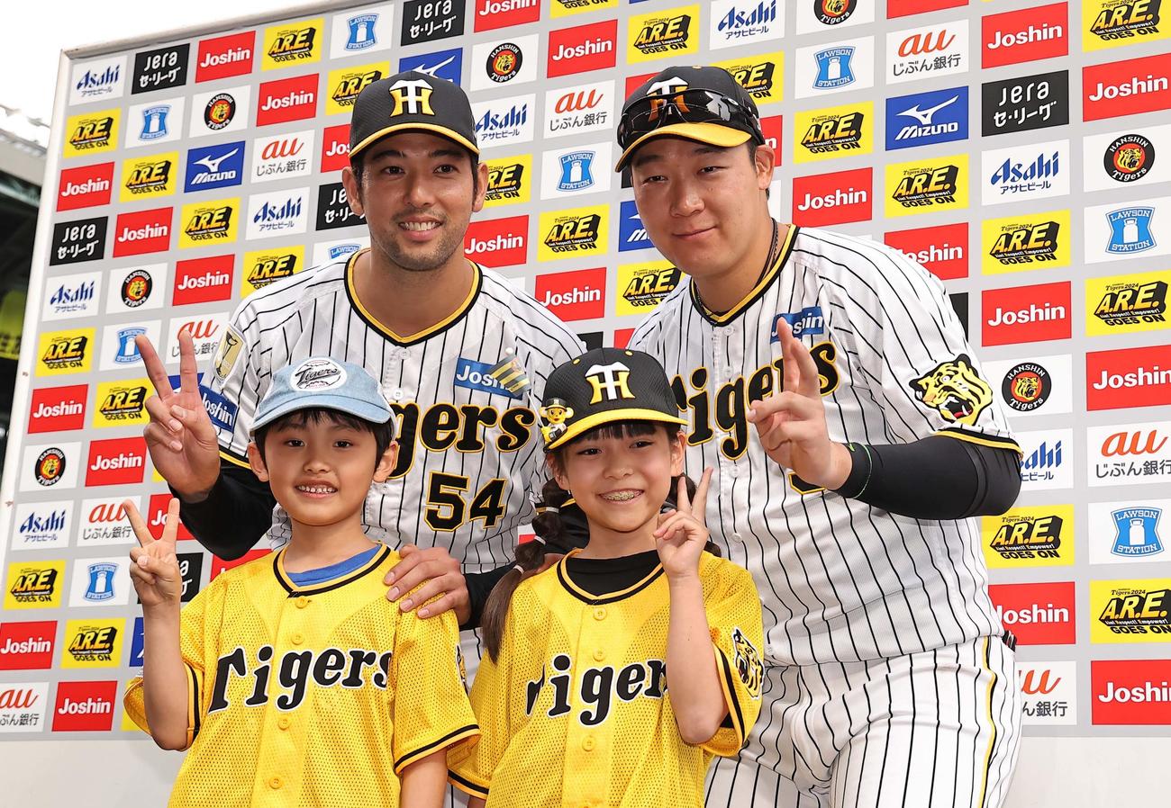 阪神対ヤクルト　お立ち台で子どもたちと記念撮影する加治屋（左）と大山（撮影・上田博志）