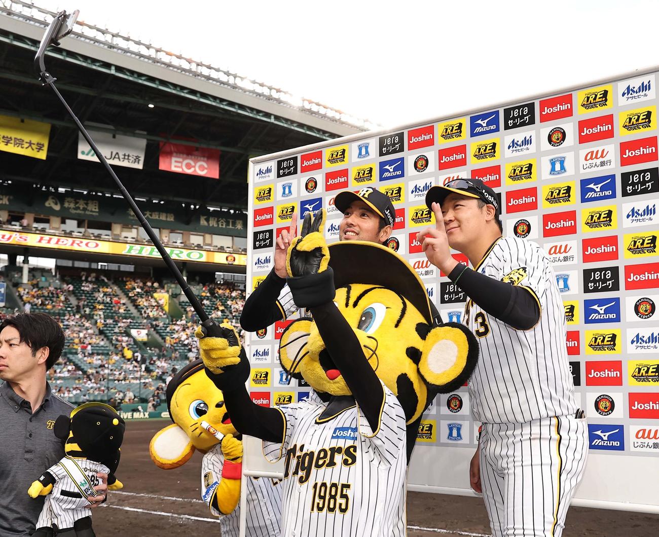 阪神対ヤクルト　ヒーローの大山（右）と加治屋はトラッキーと記念撮影をする（撮影・上田博志）