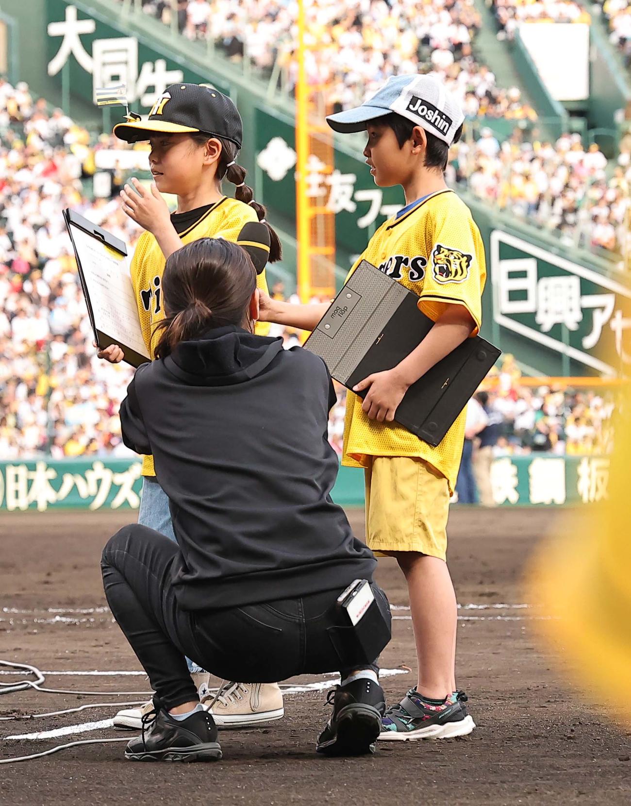 阪神対ヤクルト　ヒーローの大山と加治屋に質問をする子どもたち（撮影・上田博志）