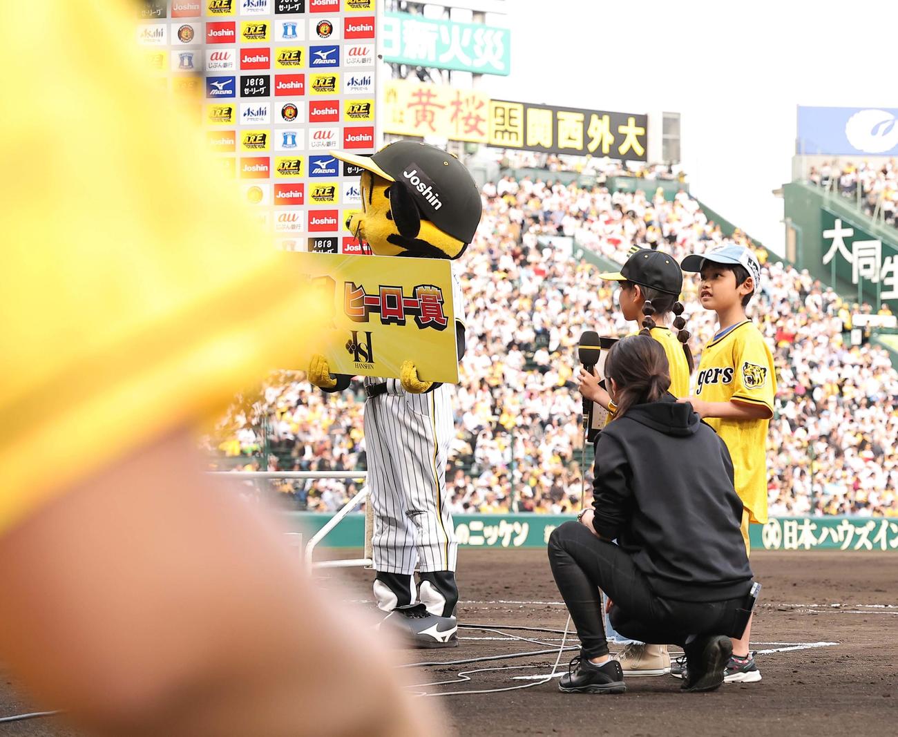 阪神対ヤクルト　ヒーローの大山と加治屋に質問をする子供ファン（撮影・上田博志）