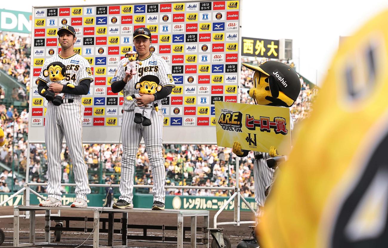 阪神対ヤクルト　ヒーローの大山（右）と加治屋は子供の質問に答える（撮影・上田博志）