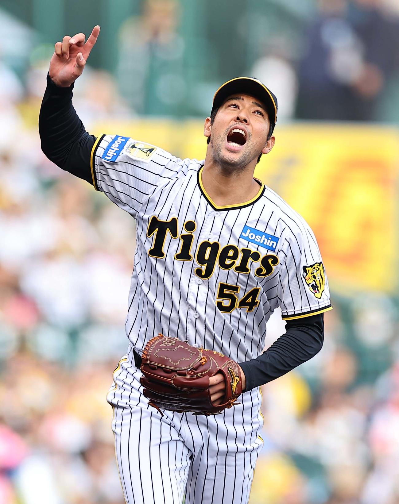 阪神対ヤクルト　7回表ヤクルト無死一塁、加治屋はオスナを一邪飛に打ち取り雄たけびを上げる（撮影・上田博志）