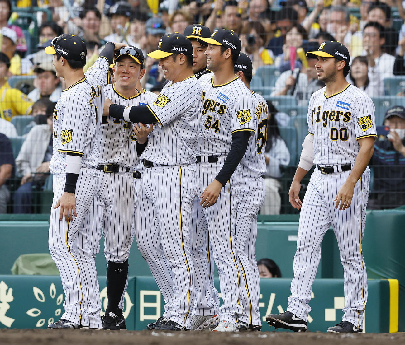 阪神対ヤクルト　ヤクルトに勝利し、木浪（左端）と原口に祝福される阪神糸原（左から2人目）。右からゲラ、加治屋（撮影・藤尾明華）