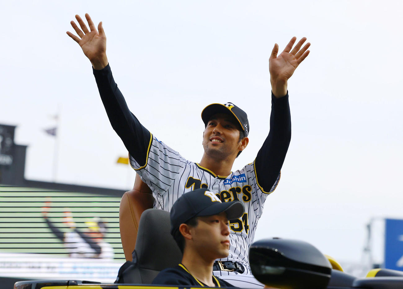 阪神対ヤクルト　今季初勝利を飾り、リリーフカーからファンに手を振る阪神加治屋（撮影・藤尾明華）