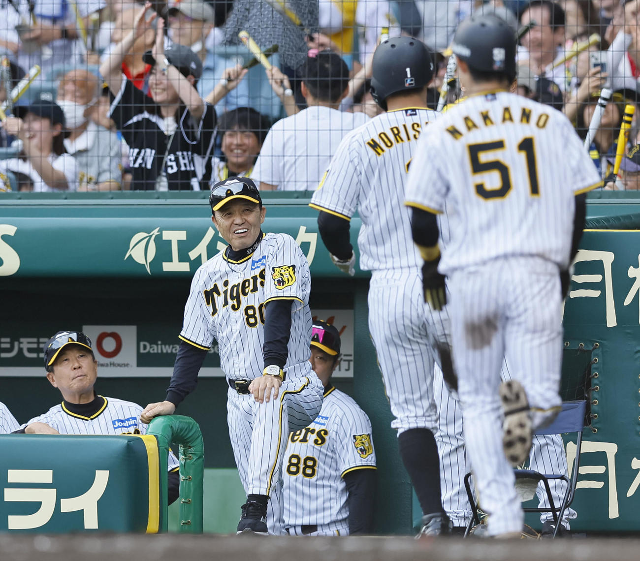 阪神対ヤクルト　7回裏阪神2死一、二塁、大山の逆転の2点適時打で生還した森下らを出迎える岡田監督（左から2人目）（撮影・藤尾明華）