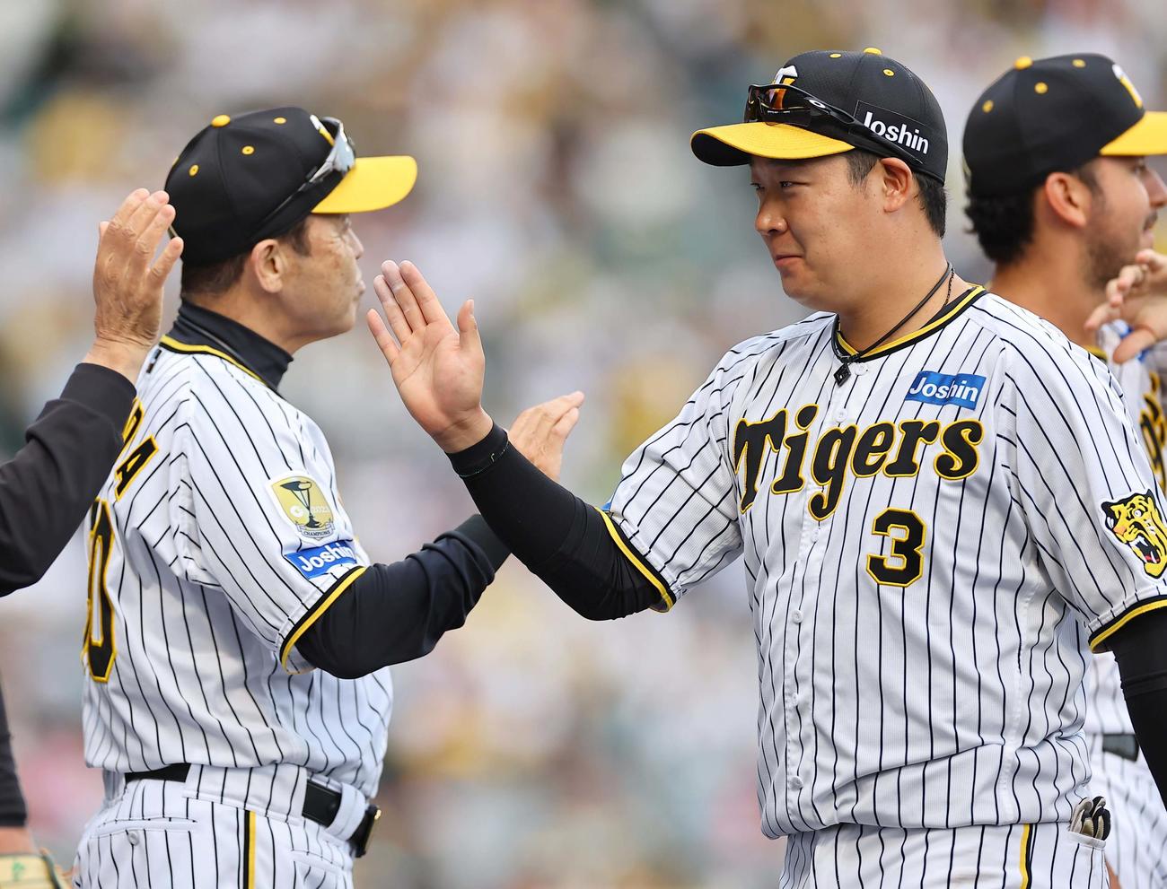 阪神対ヤクルト　岡田監督（左）と笑顔でハイタッチをする大山（撮影・上田博志）