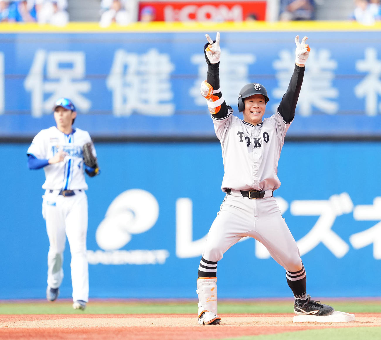 DeNA対巨人　6回表巨人2死二塁、適時二塁打を放ちポーズを決める佐々木（撮影・江口和貴）