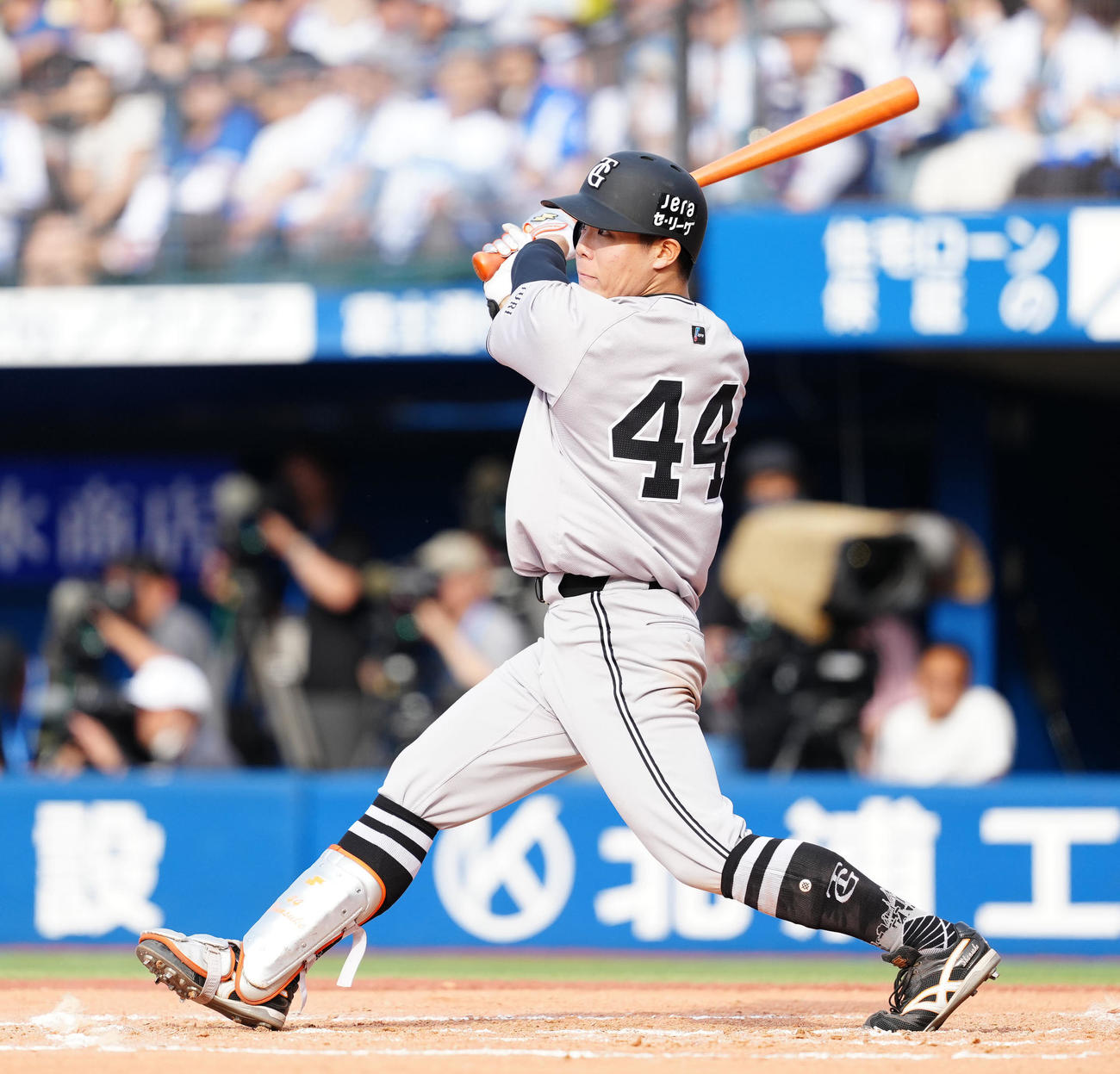 DeNA対巨人　6回表巨人2死二塁、適時二塁打を放つ佐々木（撮影・江口和貴）