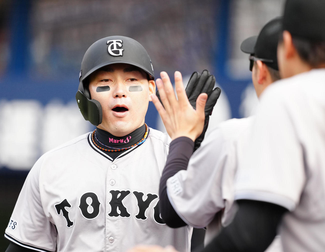 DeNA対巨人　6回表巨人2死二塁、佐々木の適時二塁打で生還した丸（撮影・江口和貴）
