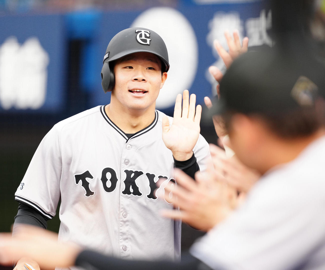 DeNA対巨人　8回表巨人2死一塁、吉川の適時二塁打で生還しタッチを交わす佐々木（撮影・江口和貴）