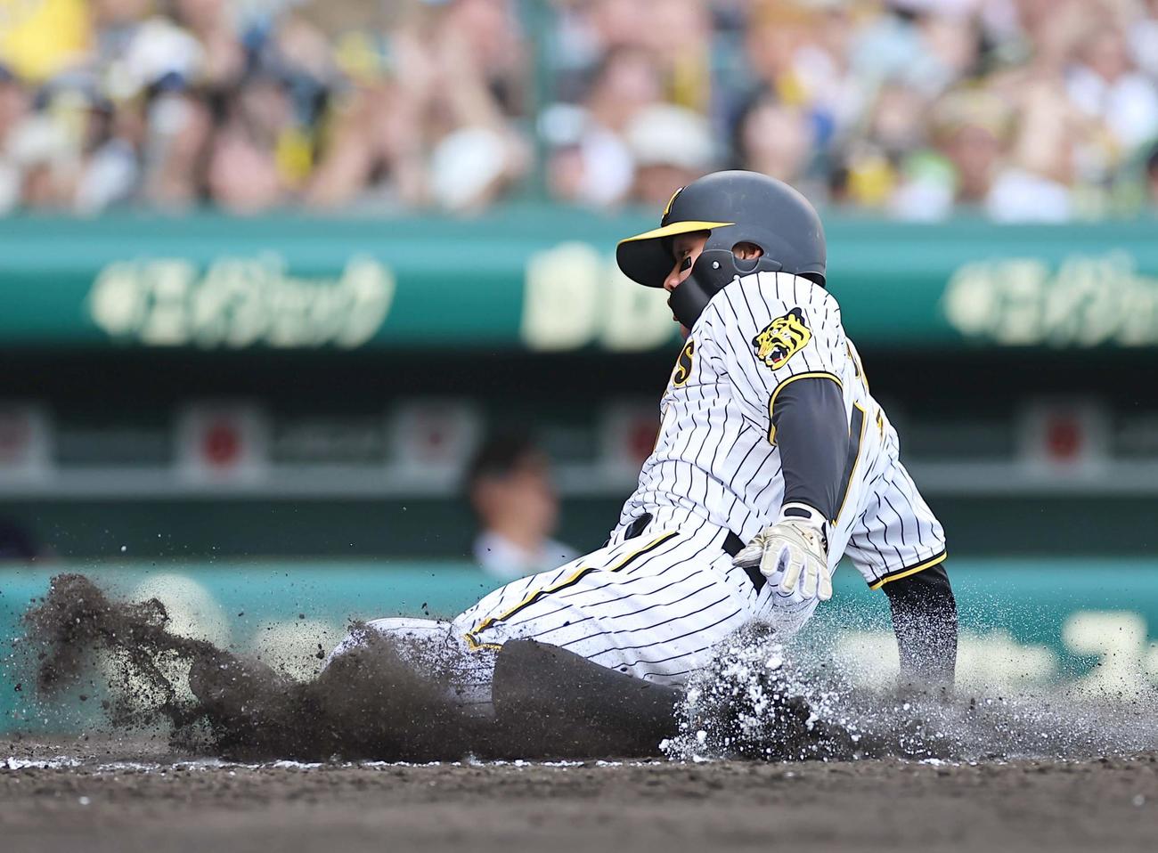 阪神対ヤクルト　7回裏阪神2死一、二塁、大山の左前逆転2点適時打で生還する森下（撮影・上田博志）