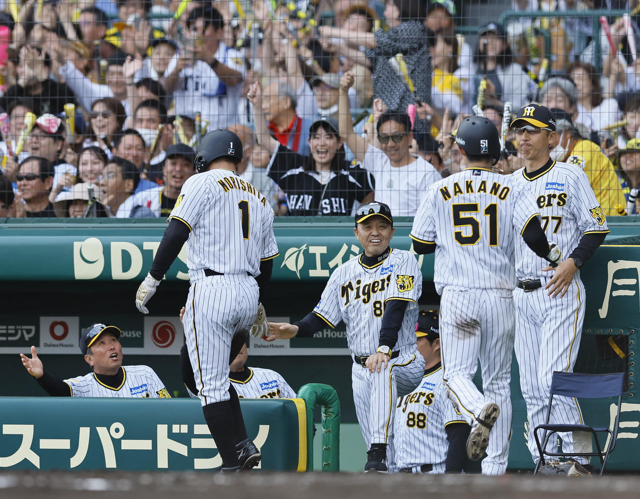 阪神対ヤクルト　7回裏阪神2死一、二塁、岡田監督（中央）は大山の逆転2点適時打で生還した森下らを迎える（撮影・藤尾明華）