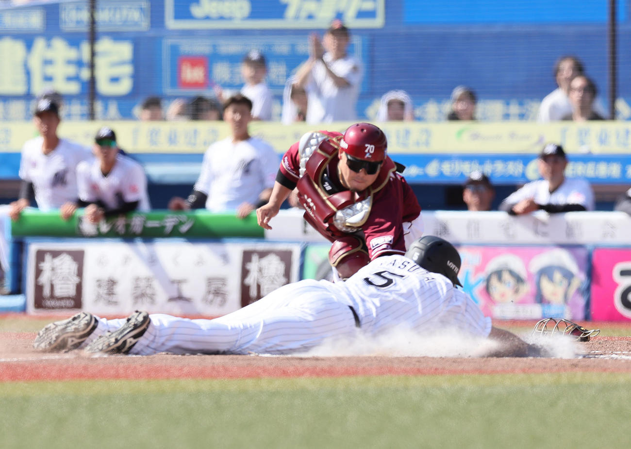 ロッテ対楽天　3回裏ロッテ2死一、二塁、ポランコの右前打で生還した二塁走者安田（手前）。捕手石原（撮影・足立雅史）