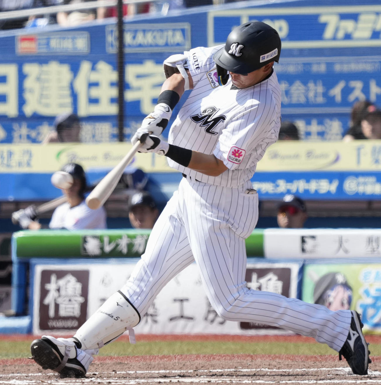 3回ロッテ無死、安田が右前打を放つ（共同）