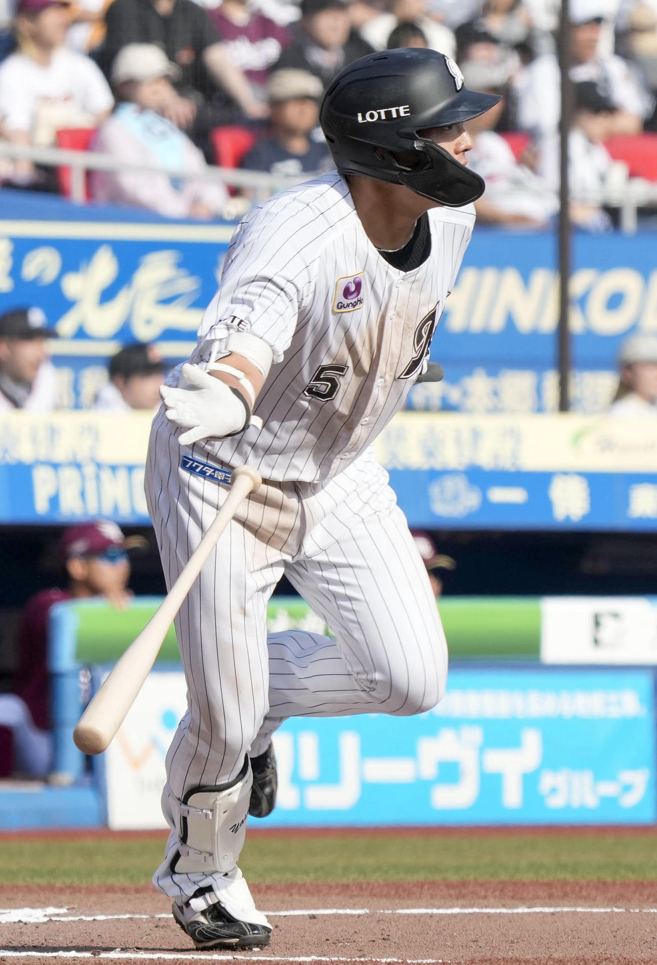 6回ロッテ1死、安田が右中間へ二塁打を放つ（共同）