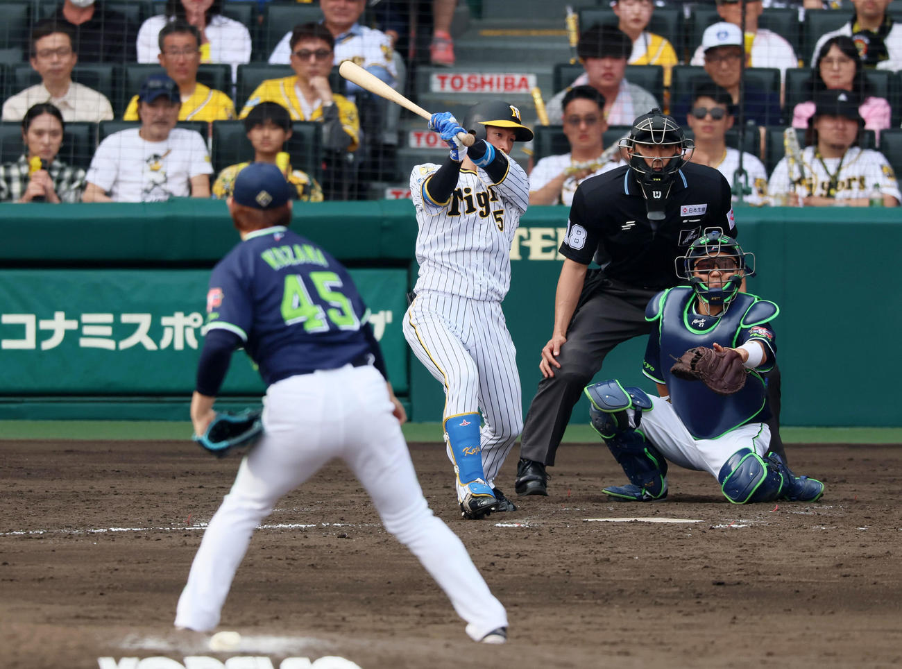 阪神対ヤクルト　5回裏阪神無死、近本は左三塁打を放つ。投手は小沢（撮影・加藤哉）
